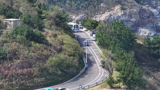 航拍威海市环翠区猫头山环海路观光大巴客车