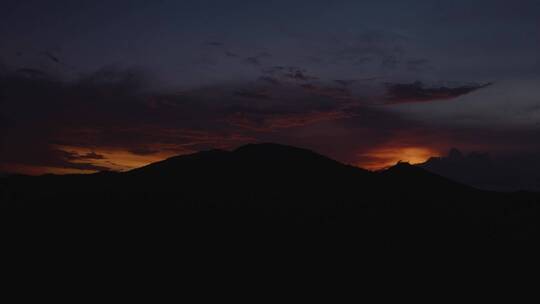 山影后的日落