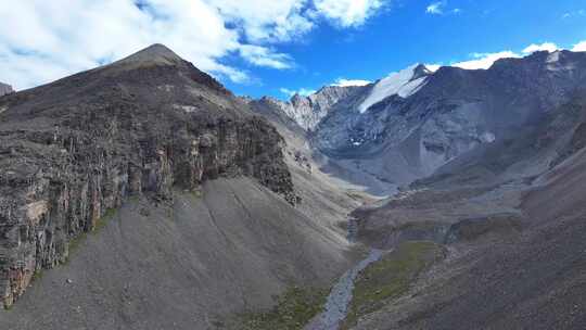 航拍四川岷山山脉主峰雪宝顶雪山河谷风光