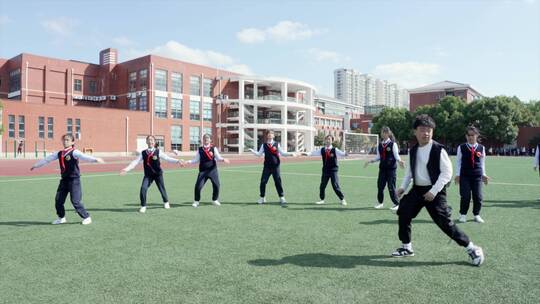4k男生在学校操场跳街舞拉拉队视频素材模板下载