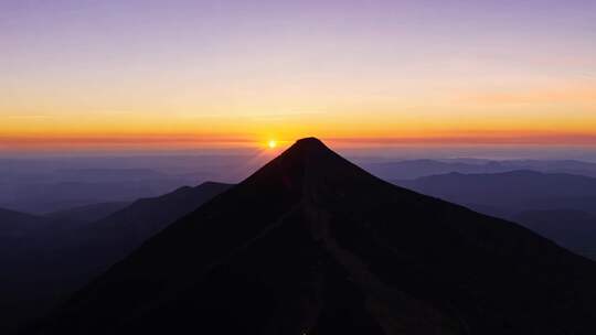 山间日落鸟瞰图轮廓火山