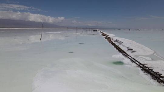 航拍夏天白昼中国青海茶卡盐湖老矿车铁轨 3