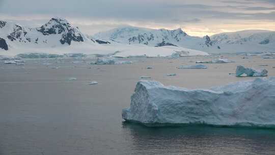 崩塌的冰山。全球变暖，生态状况，融化的冰视频素材模板下载
