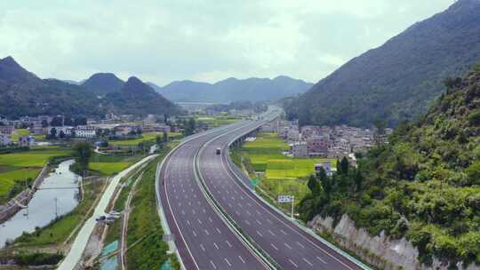 8车道高速公路经过村庄