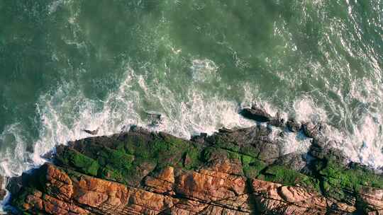 4K航拍大海汹涌海浪拍打礁石飞溅的浪花