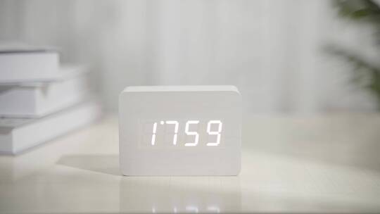 下午电子闹钟六点