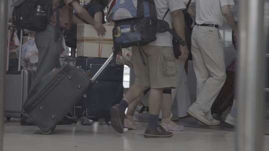 拿着行李的旅客 脚步视频素材模板下载