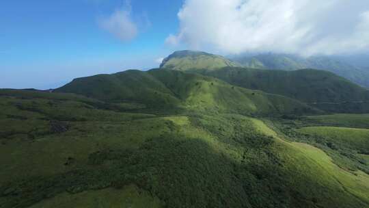 fpv穿越机航拍武功山高山草甸风光山脉