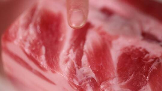 观察猪肉纹理五花肉肥瘦