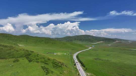 草原公路汽车行驶航拍