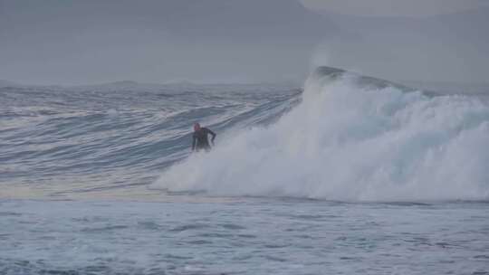 男人在海上冲浪