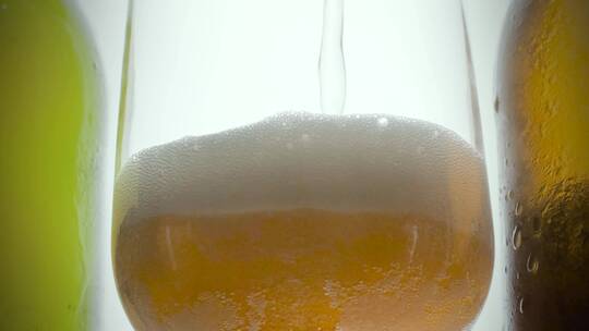 在玻璃杯中提供起泡啤酒