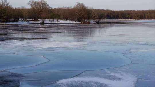 冬季结冰湖面自然风光