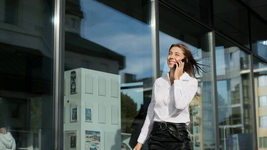 漂亮的女商人在街上边走边打电话视频素材模板下载