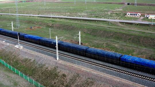 青海湖边的青藏铁路火车