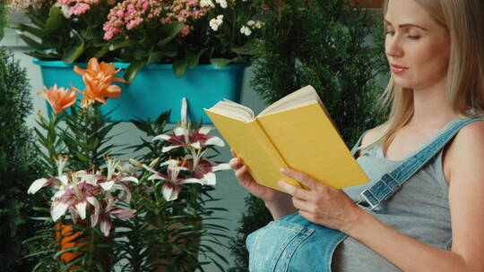 孕妇在花园里看书