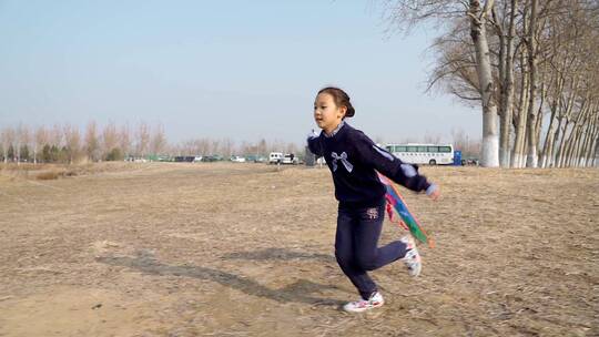 冬季在公园放风筝的中国女孩