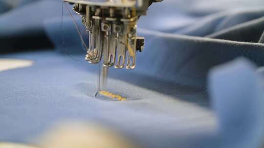 机械化缝纫衣服