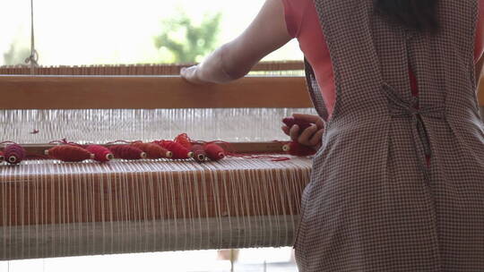 用编织设备编织东西的女人