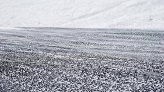 风雪天气汽车在公路上行驶的特写