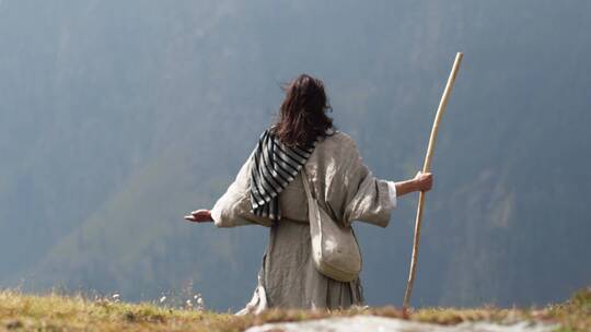 朝圣者在喜马拉雅山寻找神
