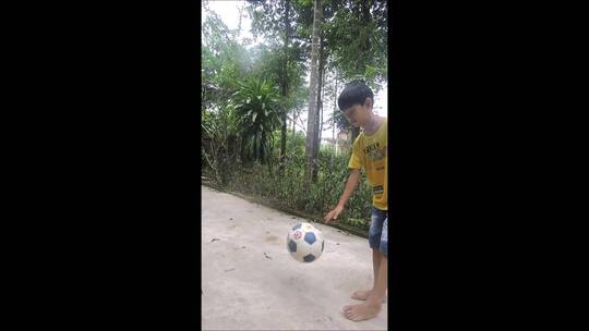 两个男孩在踢足球视频素材模板下载