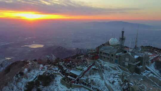 一场春雪后的泰山