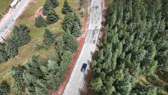 航拍汽车行驶在秋天的川西甘孜山区道路上