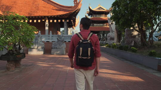 越南旅游游客在佛寺视频素材模板下载