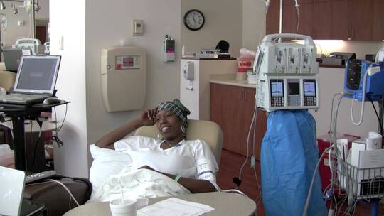癌症患者接受化疗 视频素材模板下载