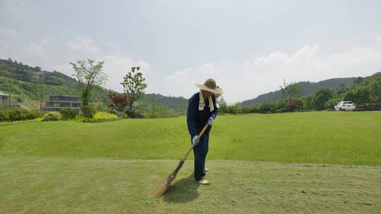 工人草坪除草