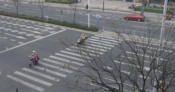 城市街道，斑马线、行人和车辆