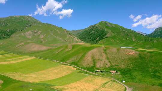 高原草甸田野山脉牧场大景航拍