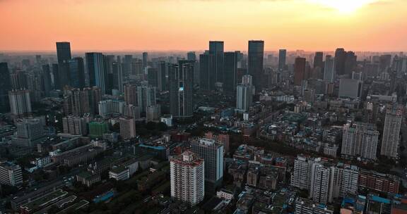 航拍成都都市景观夏季橙色天空下城市风光