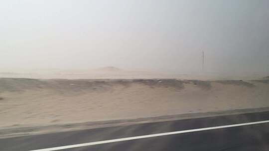 沙漠公路与沙尘暴