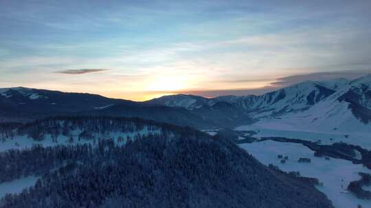 新疆阿勒泰地区禾木风景区雪山自然风光