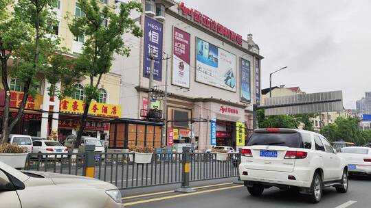 城市道路建筑春天花草树木商铺店面马路汽车