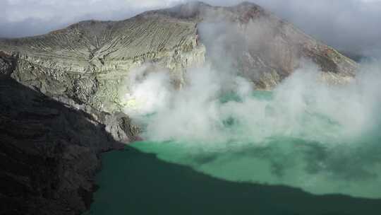 硫磺气体从火山旁的酸性湖中升起