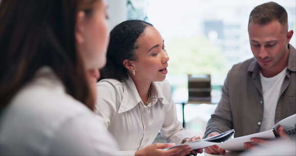 女性、投资组合或业务人员参加团队合作、报