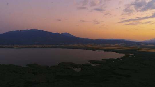 日落时湖泊景观