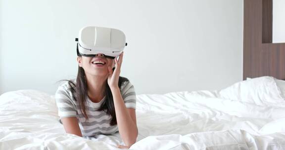 女人在床上戴虚拟现实设备