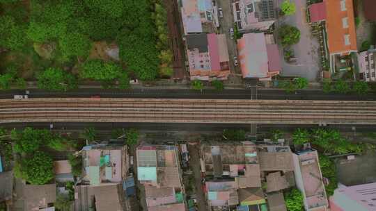 曼谷城市铁路的俯视图，一列火车在河边穿过