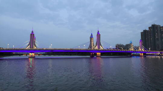 北京城市副中心玉带桥傍晚变换的灯光