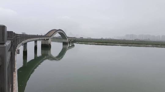 天空下安静的湖水