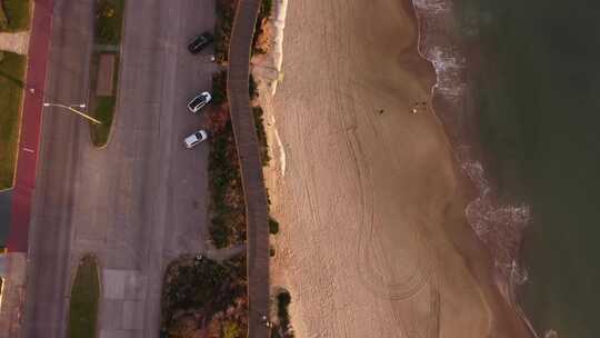 乌拉圭埃斯特角海滩沿海人行道。空中自上而