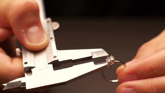 男人测量戒指中钻石的钻石视频素材模板下载