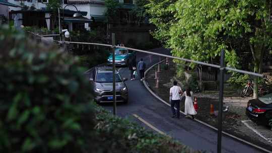 狭窄道路上的车辆行人景象