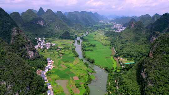 航拍桂林山水遇龙河竹筏