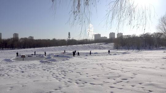 冬季东北公园广场湖面冰面运动的老人滑冰者