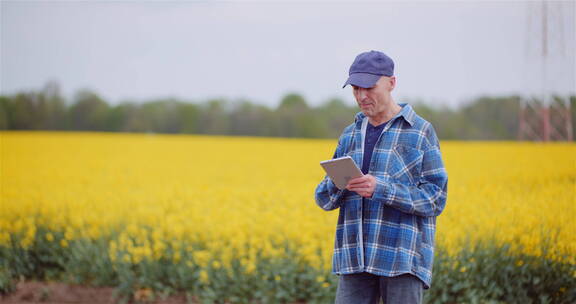 农民在农场使用平板电脑